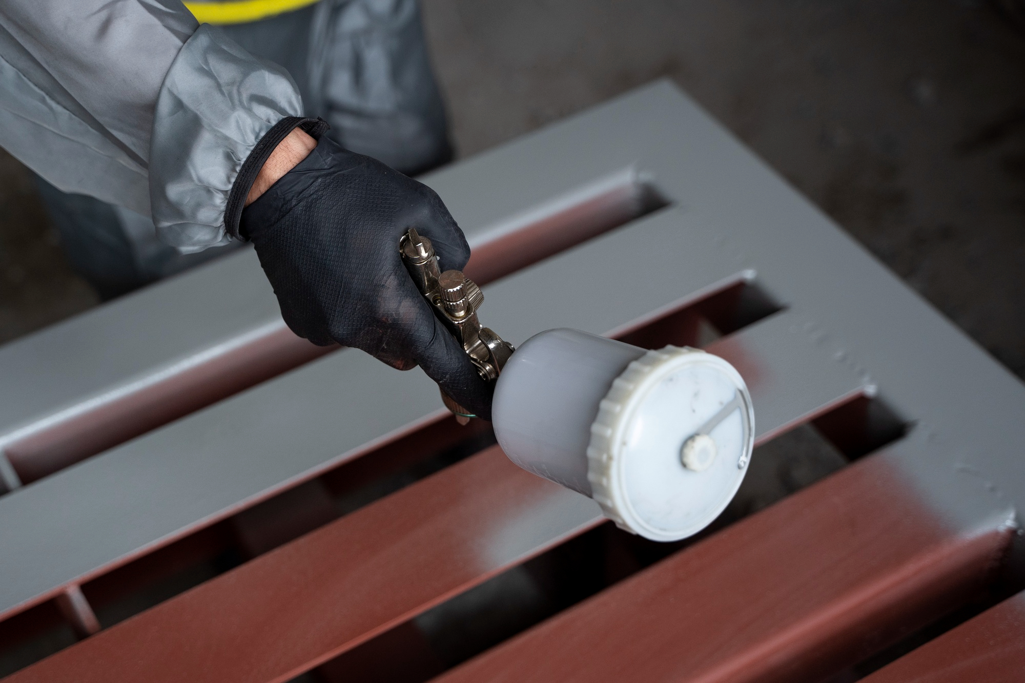 spraying-powder-paint-from-gun